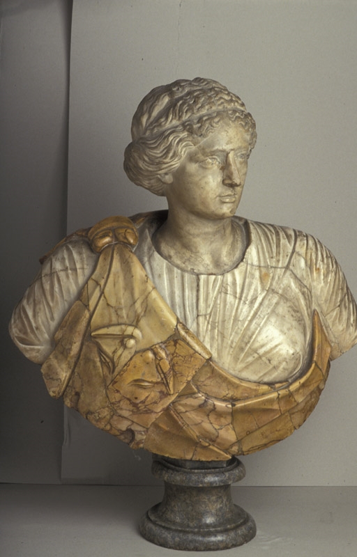 Portrait de femme. Type Aphrodite de Cnide