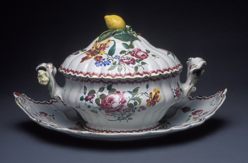 Terrine couverte et présentoir (Titre forgé)