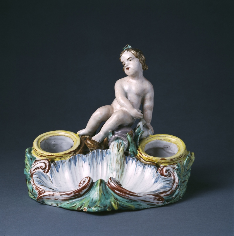 Ecritoire : Coquille rocaille surmontée d'un enfant en ronde bosse (Titre forgé)