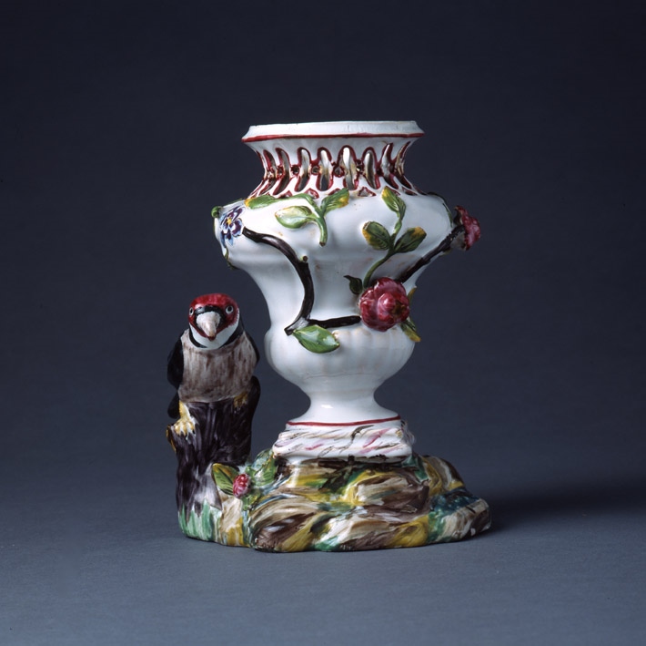 Vase pot-pourri sur un tertre avec un oiseau (Titre forgé)