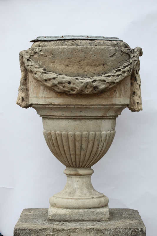 Vase de pierre à guirlande de feuilles de laurier et petits fruits (Inventaire) ; Vase de pierre à guirlande de feuilles de chêne