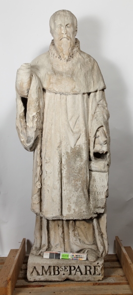 Statue en pied d'Ambroise Paré