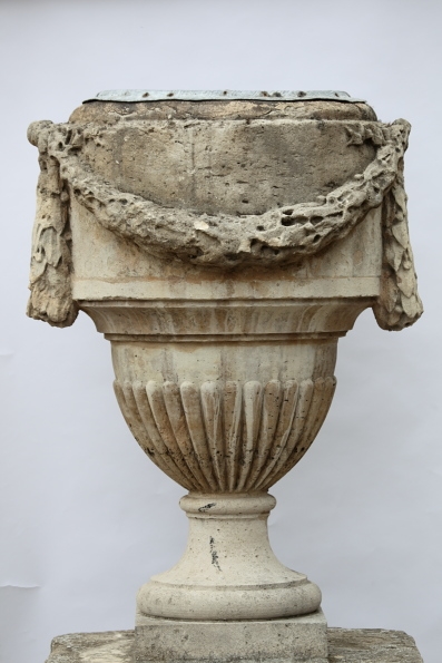 Vase de pierre à guirlande de feuilles de laurier et petits fruits (Inventaire) ; Vase de pierre à guirlande de feuilles de chêne (Titre forgé)