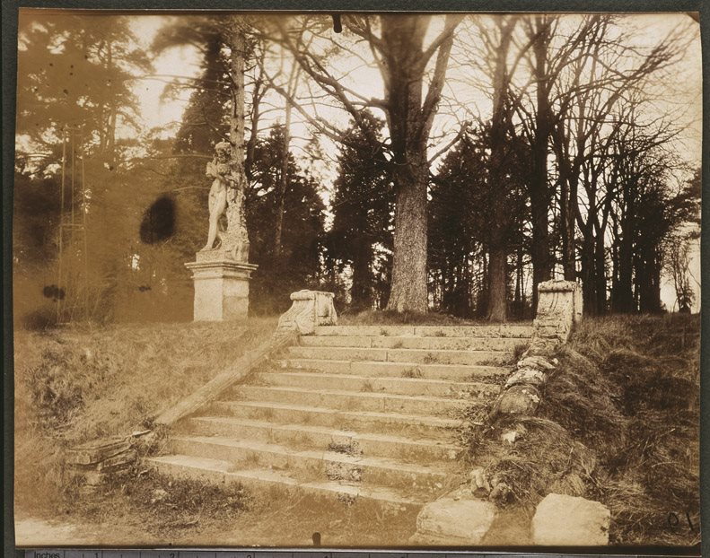 Sceaux. Parc. Escalier menant à l'allée de Diane. A gauche statue de Bacchus et Silène enfant dit aussi "Faune Borghèse"