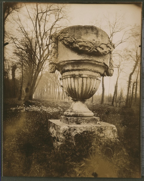 Sceaux. Parc. Allée de la Duchesse. Vases