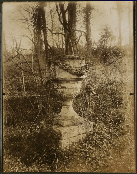 Sceaux. Parc. Allée de la Duchesse. Vase