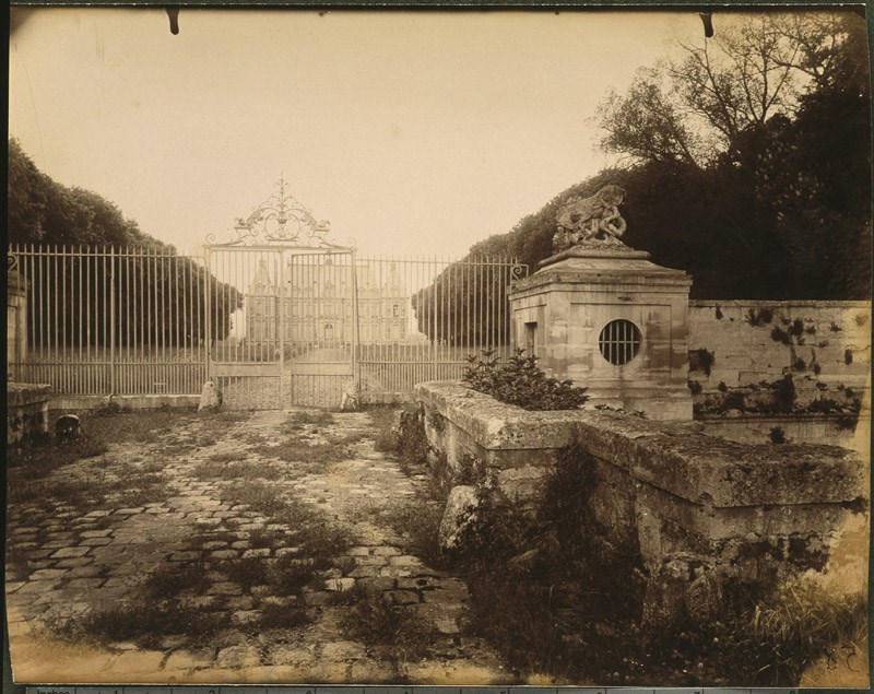 Sceaux. Parc. Grille d'honneur vue du pont dormant