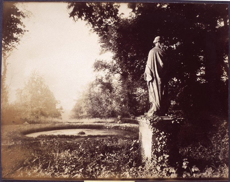 Sceaux. Parc. Allée de la Duchesse. Statue : La Servitude vue de dos
