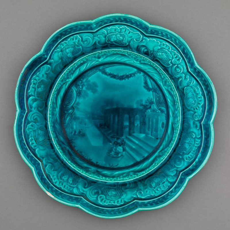 Assiette : personnages dans un décor d'operette