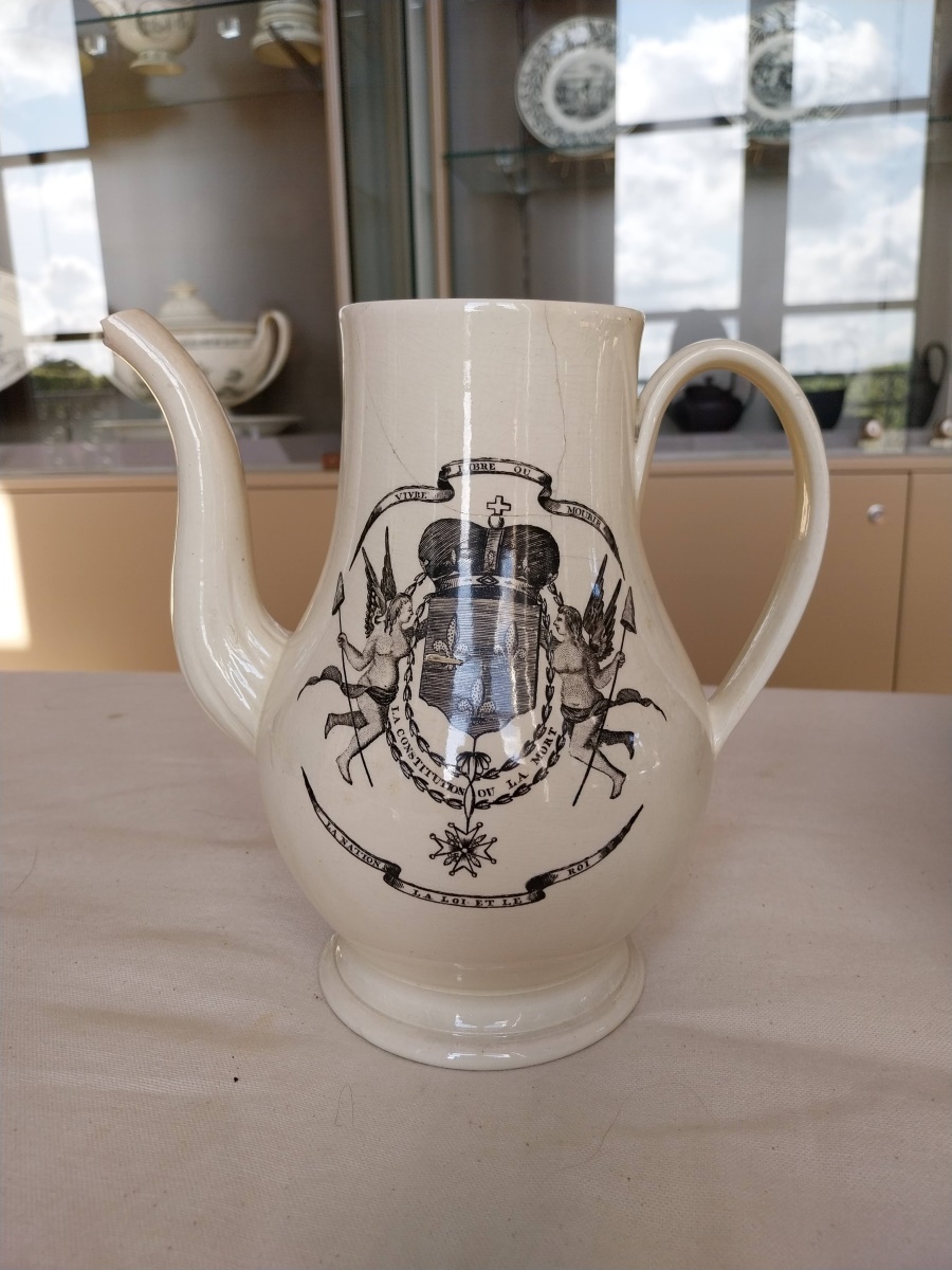Cafetière en faïence fine à décor imprimé évoquant la Constitution de 1791