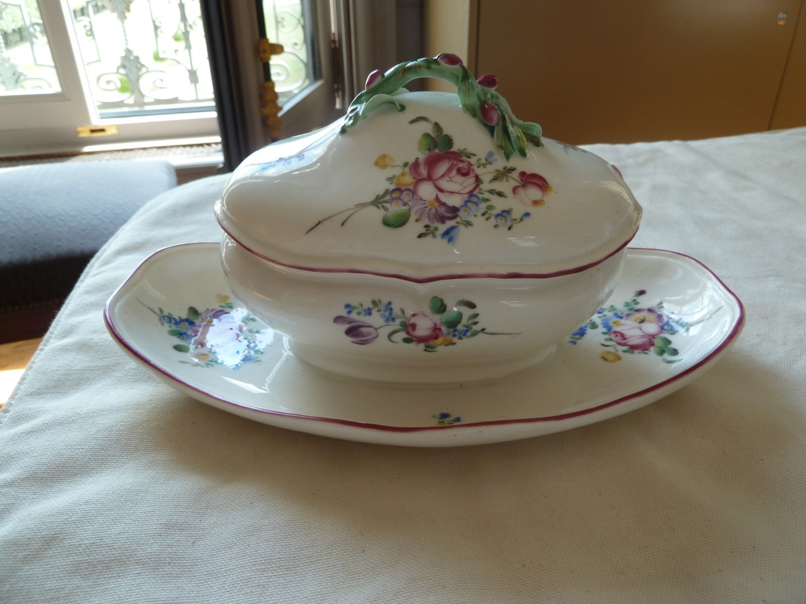 Sucrier à décor de fleurs polychromes