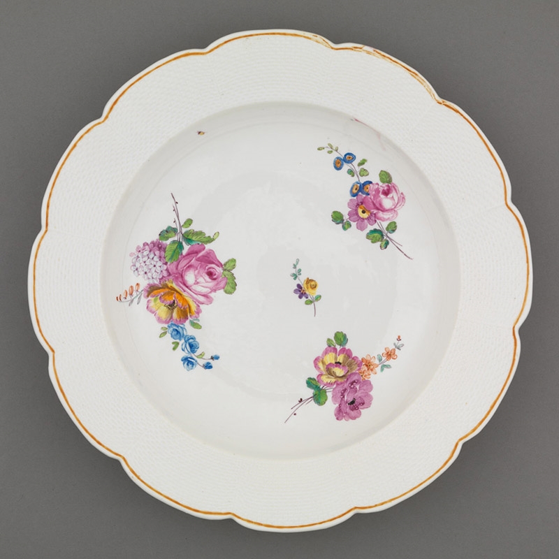Assiette creuse à décor de fleurs polychrome