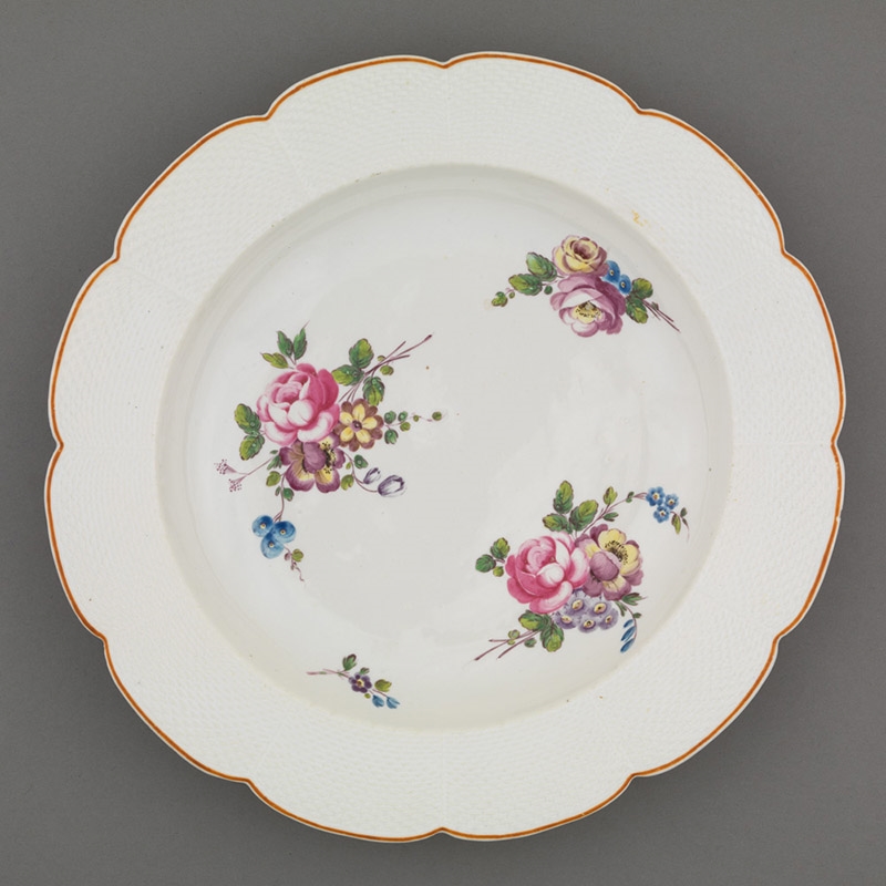 Assiette creuse à décor de fleurs polychrome