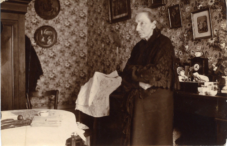 Louise Michel dans son appartement de Levallois-Perret