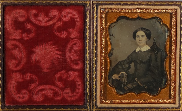 Jeune femme aux mitaines en dentelle