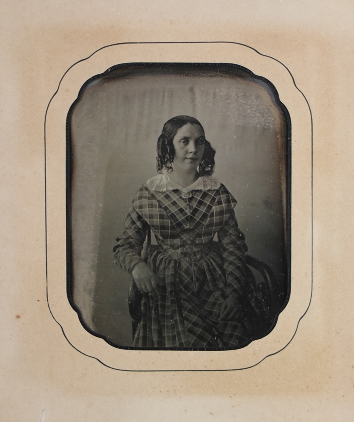 Femme à la robe à carreaux