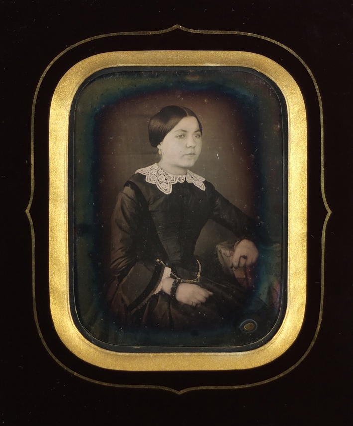 Jeune femme au col en dentelle