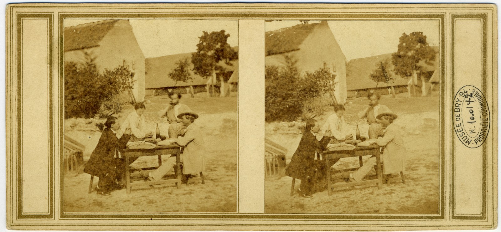 Scène de repas dans la cour de la ferme du château de Bry-sur-Marne