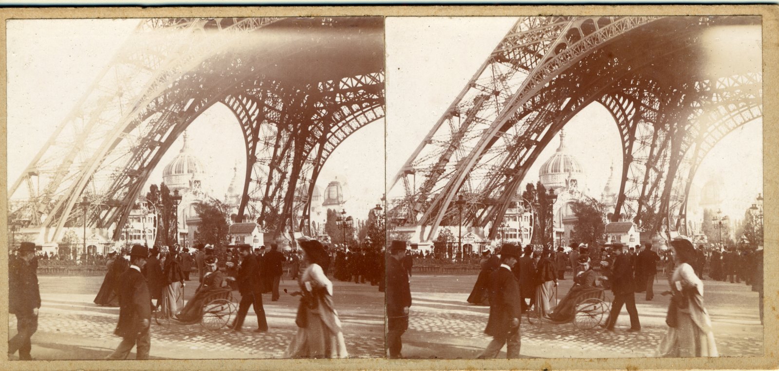 Promeneurs au pied de la Tour Eiffel lors de l'exposition universelle de 1900