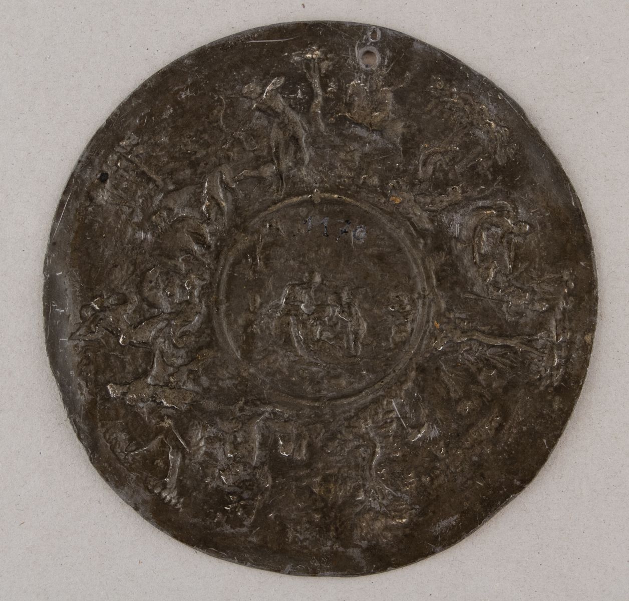 Disque en étain, scène mythologique