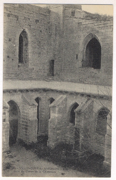 Villeneuve-lès-Avignon - Cour du Cloître de la Chartreuse