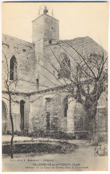 Villeneuve-lès-Avignon - Intérieur de la Cour du Cloître dans la Chartreuse