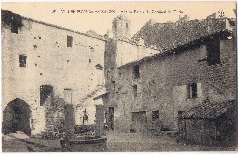 Villeneuve-lès-Avignon - Cour de l'Ancien Palais du Cardinal de Turin