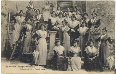 Villeneuve-lès-Avignon : femmes en costume provençal