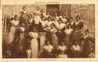 Villeneuve-lès-Avignon : femmes en costume provençal