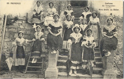 Villeneuve-lès-Avignon : femmes en costume provençal