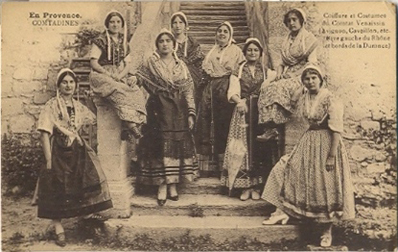Villeneuve-lès-Avignon : femmes en costume provençal