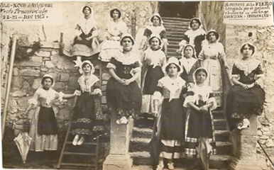 Villeneuve-lès-Avignon : femmes en costume provençal