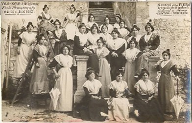 Villeneuve-lès-Avignon : femmes en costume provençal