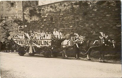 Villeneuve-lès-Avignon : défilé d'un char