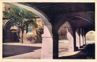 Villeneuve-lès Avignon : la rue des arcades