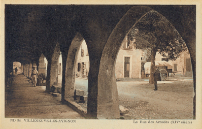 Villeneuve-lès Avignon : la rue des arcades