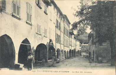 Villeneuve-lès Avignon : la rue des arcades