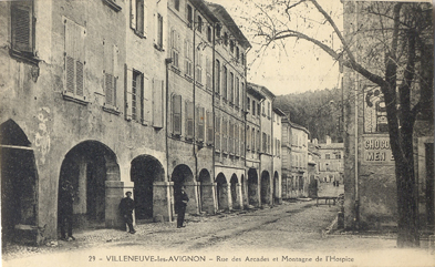 Villeneuve-lès Avignon : la rue des arcades