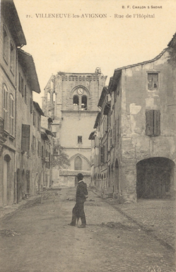 Villeneuve-lès Avignon : la rue des arcades