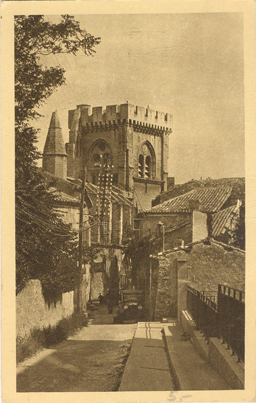 Villeneuve-lès Avignon : la rue des arcades