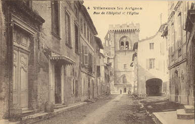 Villeneuve-lès Avignon : la rue des arcades
