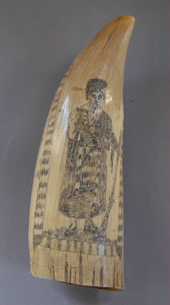 Corne gravée de deux dessins