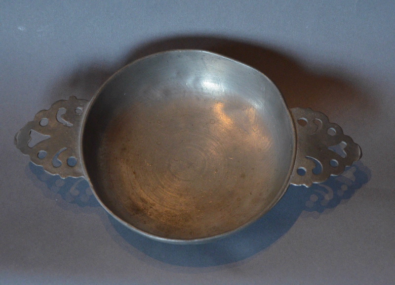 écuelle à oreilles ajourées