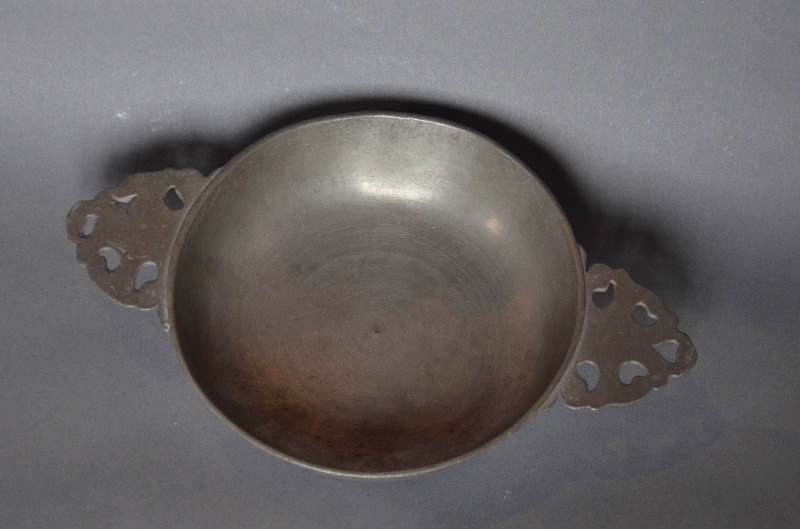 écuelle à oreilles ajourées