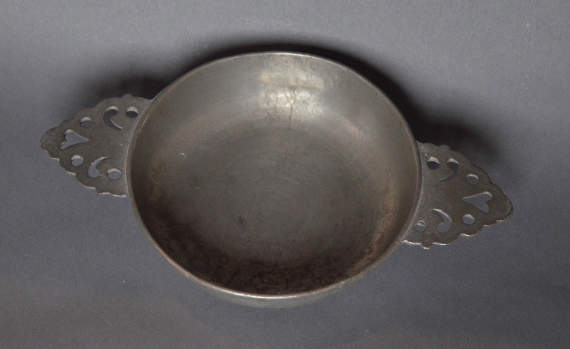 écuelle à oreilles ajourées