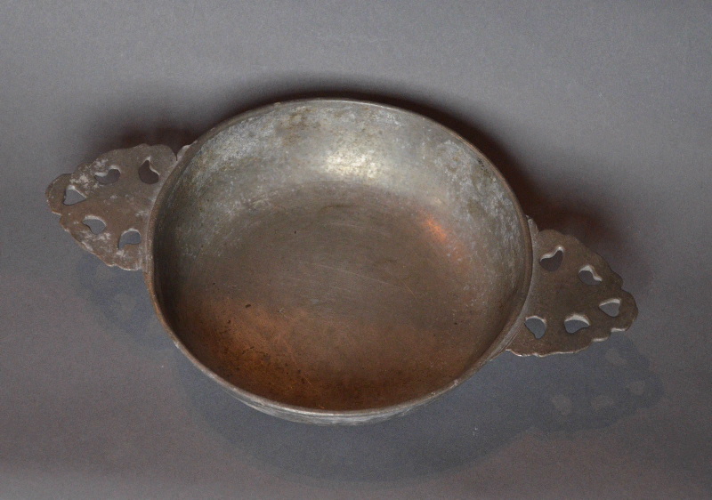 écuelle à oreilles ajourées