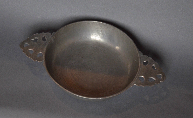 écuelle à oreilles ajourées