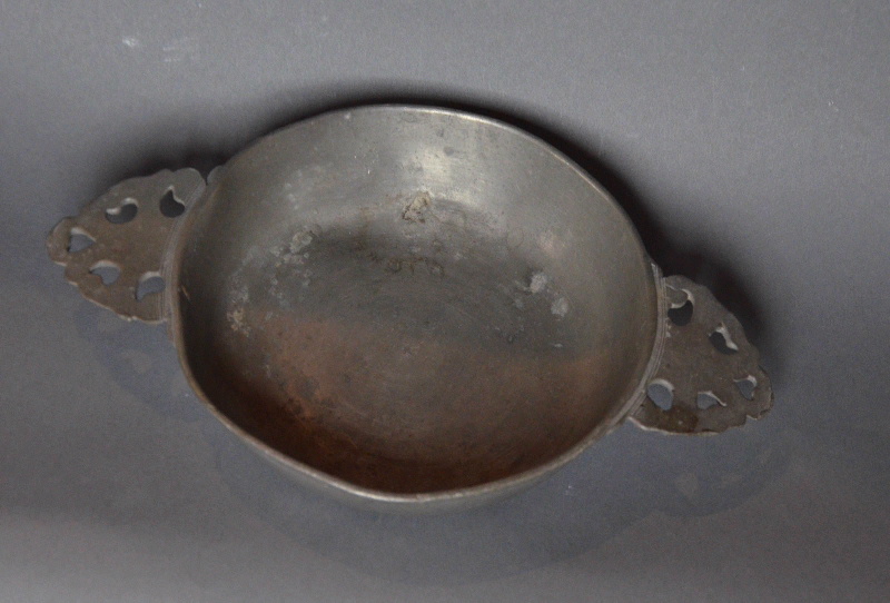 écuelle à oreilles ajourées