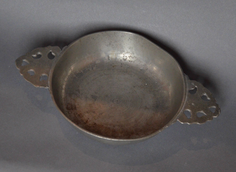 écuelle à oreilles ajourées