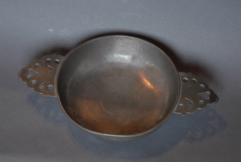 écuelle à oreilles ajourées